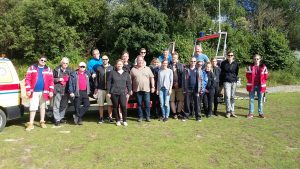 Die glücklichen Prüfungsteilnehmer mit den Ausbildern von der Wasserwacht, vom NKC Jérôme Grewelding und Franz-Josef Schäfer und dem Prüfer Karl-Peter Lux